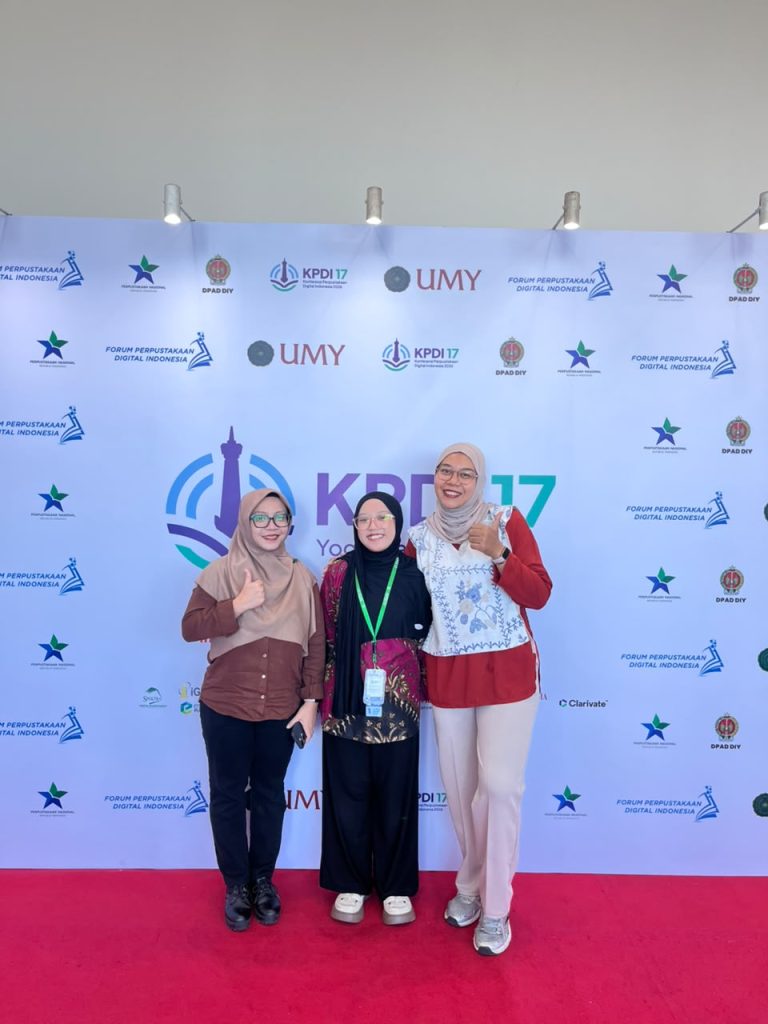 Delegasi Universitas Widyatama yang terdiri atas Dr. Diah Sri Rejeki, Haria Saputry Wahyuni, dan Erika Nurmayanti bersama piagam pemakalah KPDI ke-17.
