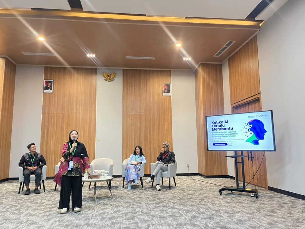 Erika Nurmayanti saat mempresentasikan makalah riset “Information Learned Helplessness” pada Sesi Paralel KPDI ke-17 di UMY.