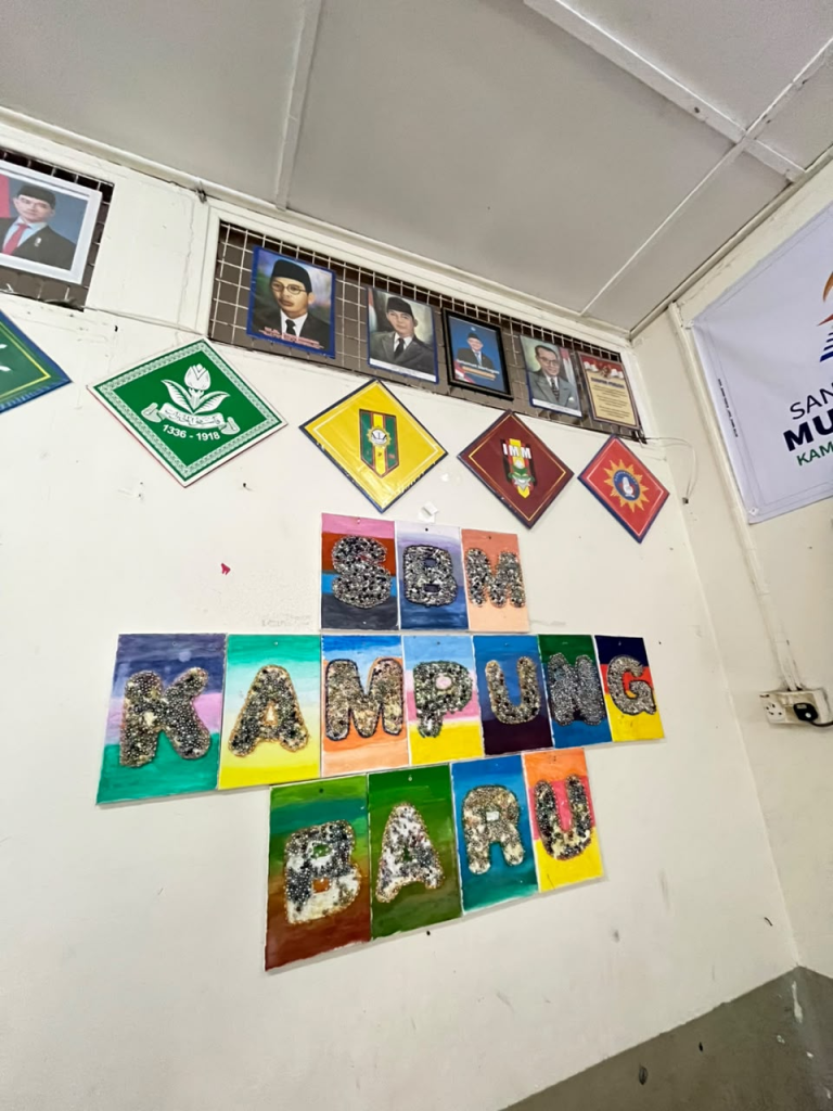 Gambar 2. Hasil karya anak-anak yang menghiasi dinding Sanggar Bimbingan Kampung Baru