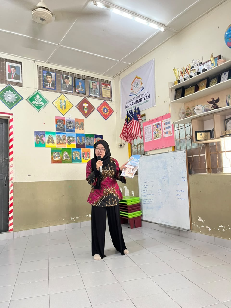 Gambar 4. Erika Nurmayanti membacakan dongeng dari buku karya mahasiswa Program Studi Perpustakaan dan Sains Informasi