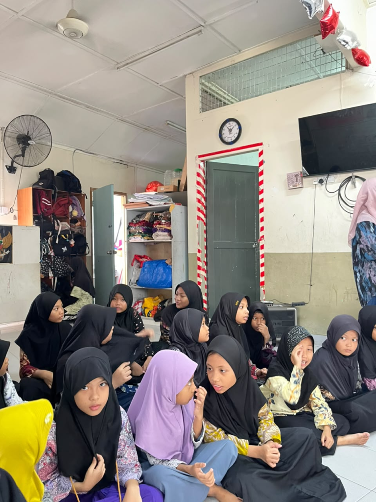 Gambar 5. Anak-anak menyimak pembacaan dongeng dengan antusias