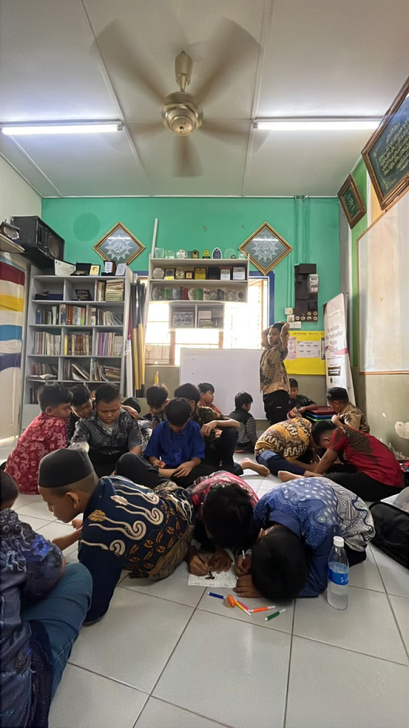 Gambar 7. Anak-anak menggambar bersama di lantai sanggar