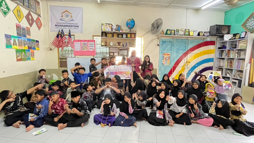 Gambar 8. Foto bersama delegasi Universitas Widyatama, pembina sanggar, dan anak-anak