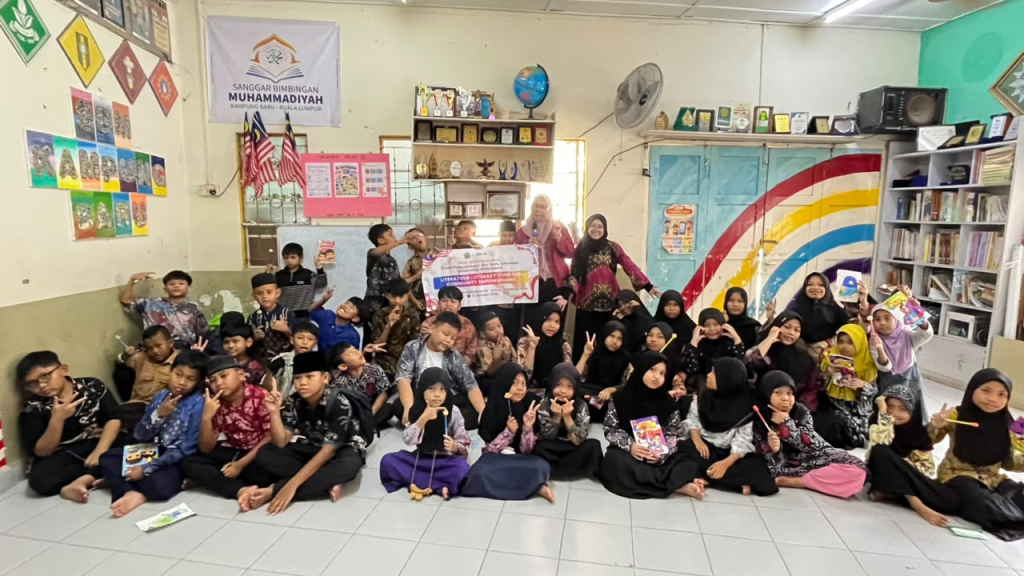 Gambar 9. Anak-anak menunjukkan buku dan perlengkapan yang diterima seusai kegiatan