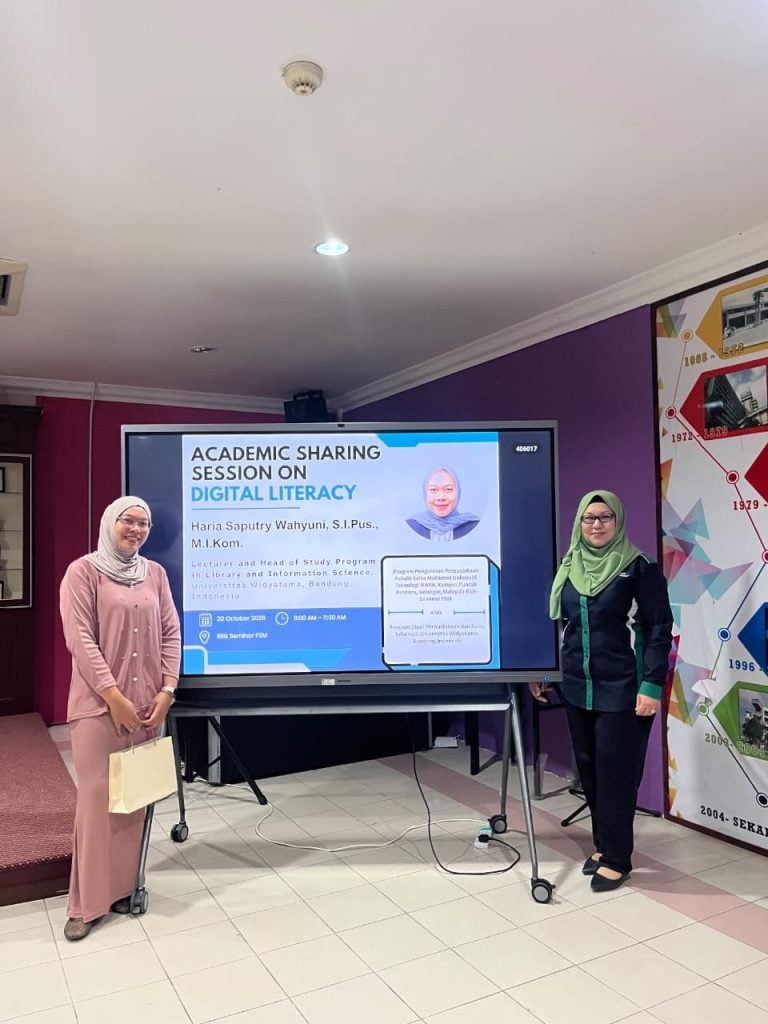 Gambar 4. Haria Saputry Wahyuni, S.I.Pus., M.I.Kom. sebagai narasumber Academic Sharing Session on Digital Literacy di Bilik Seminar FSM UiTM