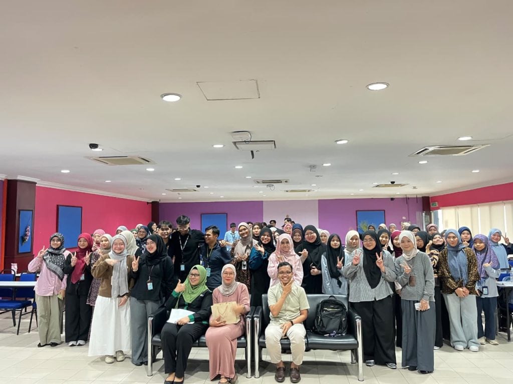 Gambar 6. Foto bersama narasumber dan peserta seusai Academic Sharing Session di UiTM