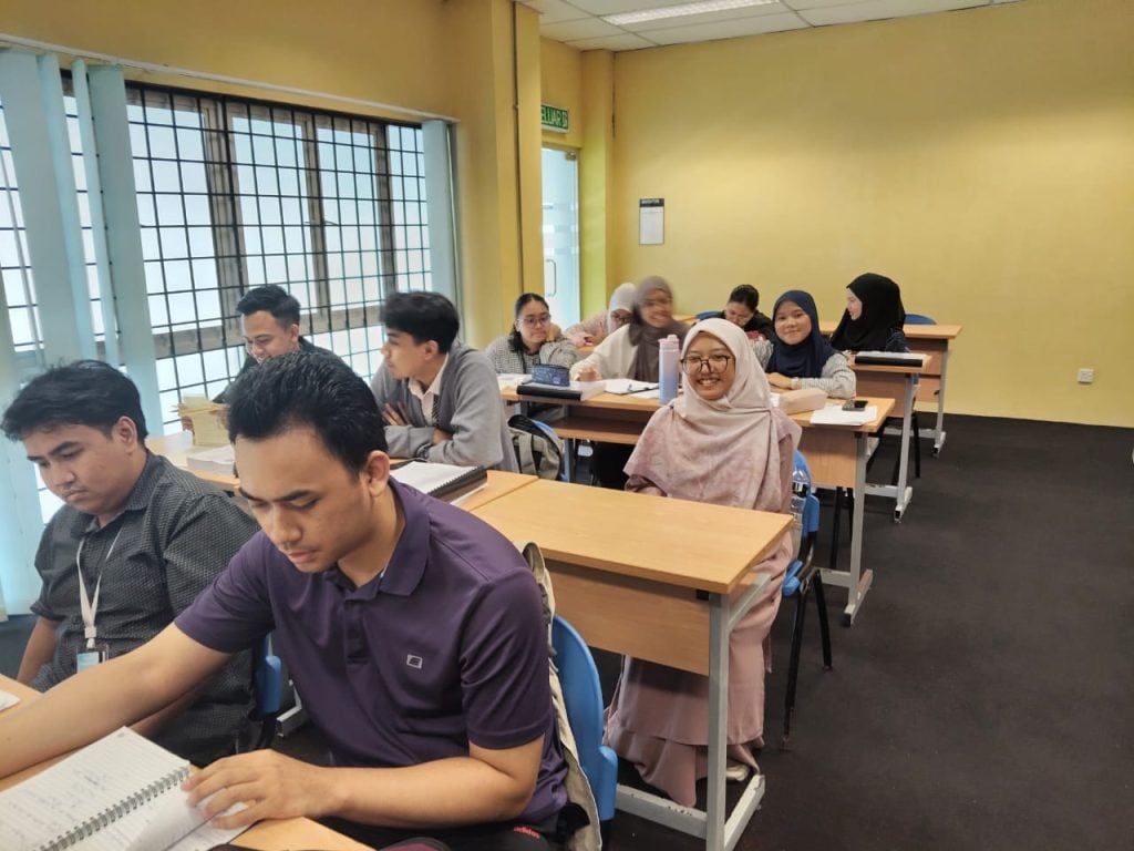 Gambar 8. Erika mengikuti perkuliahan bersama mahasiswa tempatan