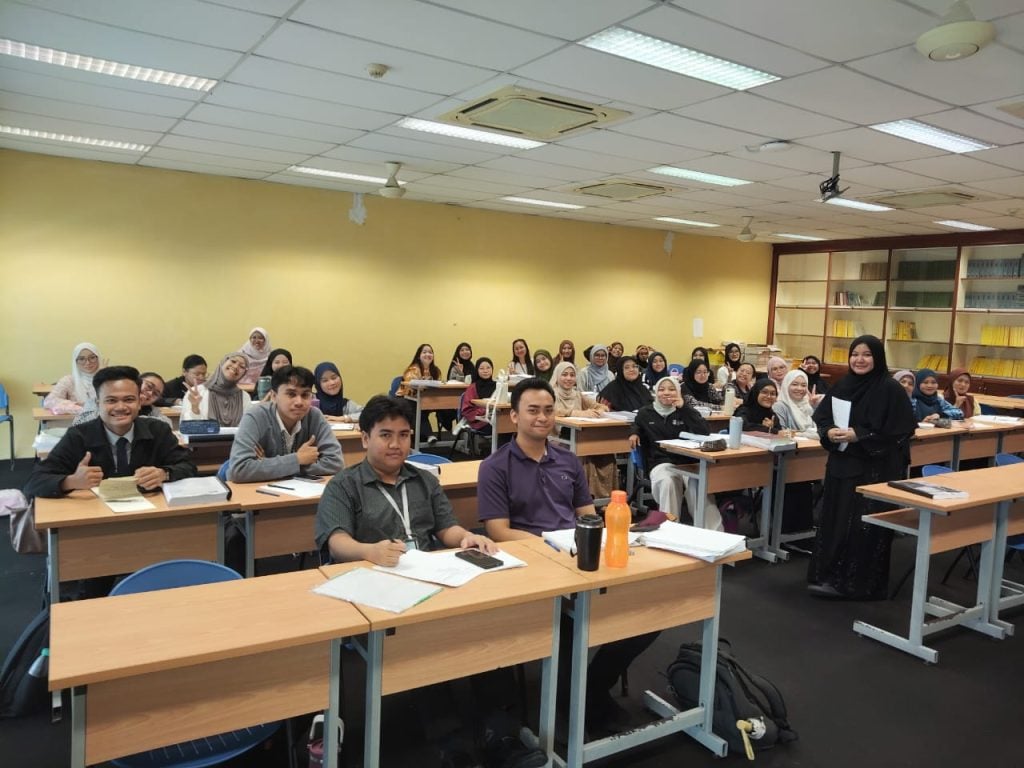 Gambar 7. Suasana kelas Laboratorium Bibliography 2 bersama mahasiswa UiTM