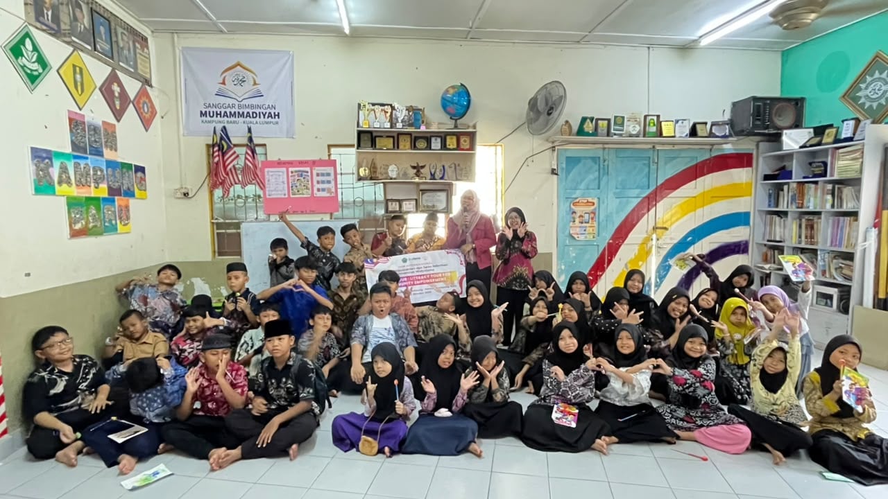 Gambar 1. Keceriaan anak-anak Sanggar Bimbingan Kampung Baru bersama delegasi Universitas Widyatama seusai kegiatan